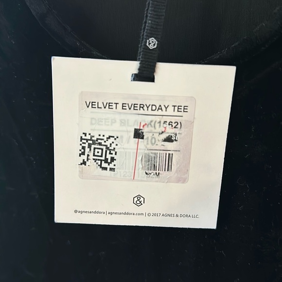 NWT Agnes & Dora Black Velvet Everyday Tee, Size M - Picture 4 of 4